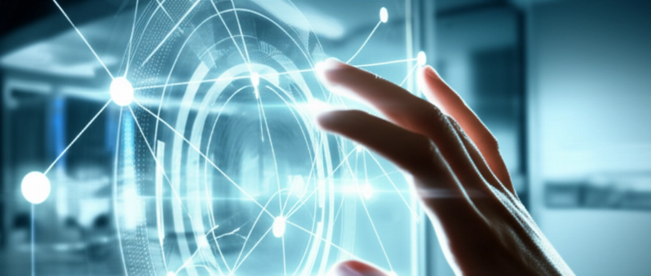 Mano caucasica che interagisce con un'interfaccia olografica luminosa, simboleggiando l'integrazione digitale e le soluzioni e-commerce.